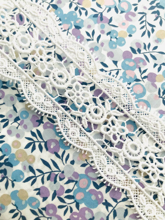 Flowers in the Center- White Guipure Entre Deux- Lace Trim 4221