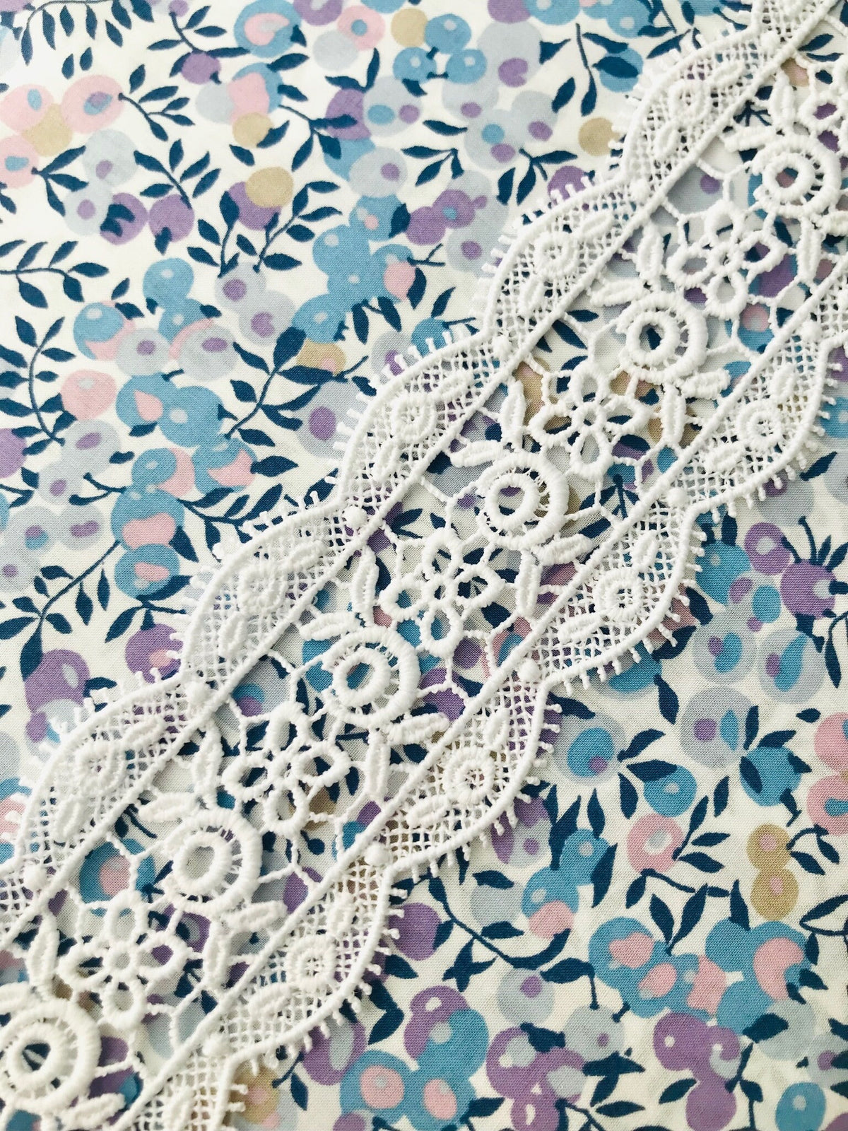 Flowers in the Center- White Guipure Entre Deux- Lace Trim 4221